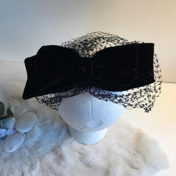 Vintage 1950s Black Velvet Bow Hat w Netting
